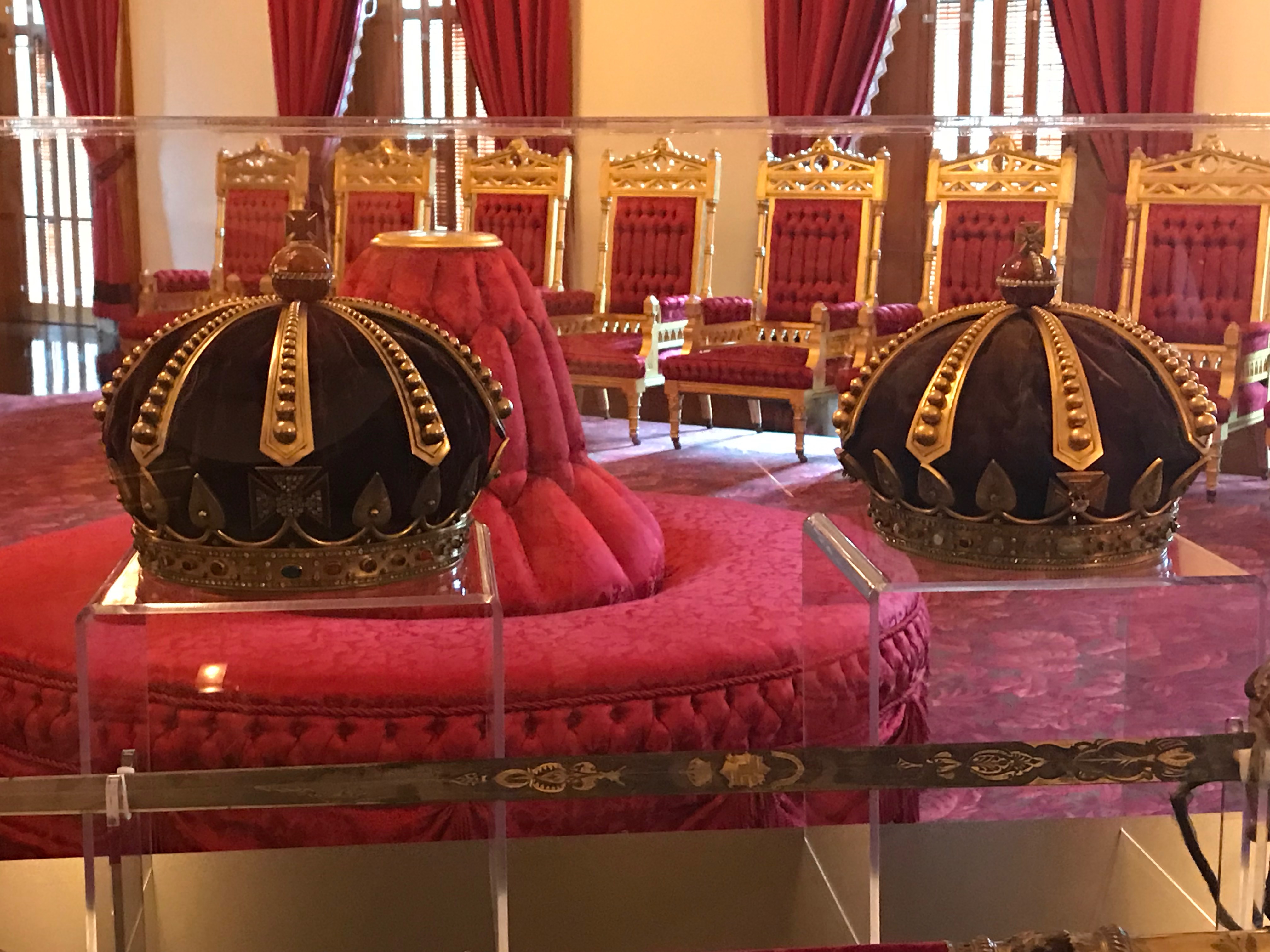 Two crowns (the crowns of the Hawaiian monarcy).